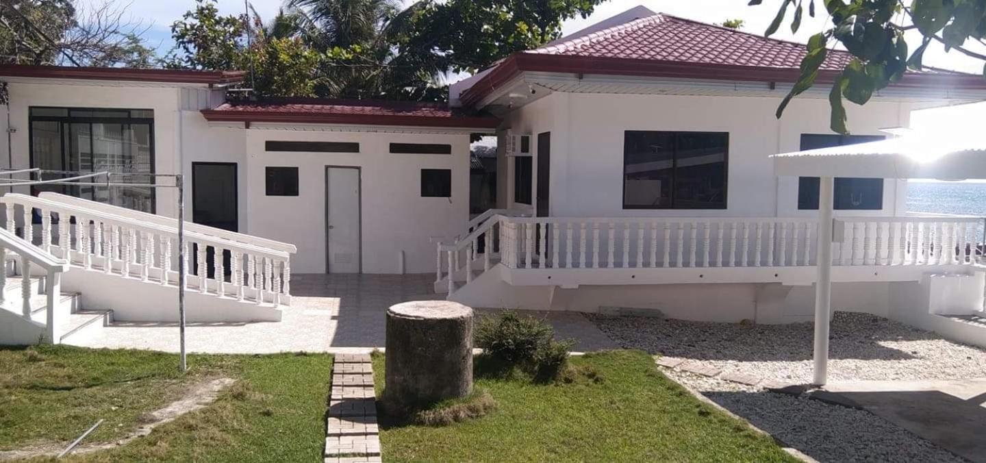 Luna Oslob Travellers Inn - Beach Front Extérieur photo