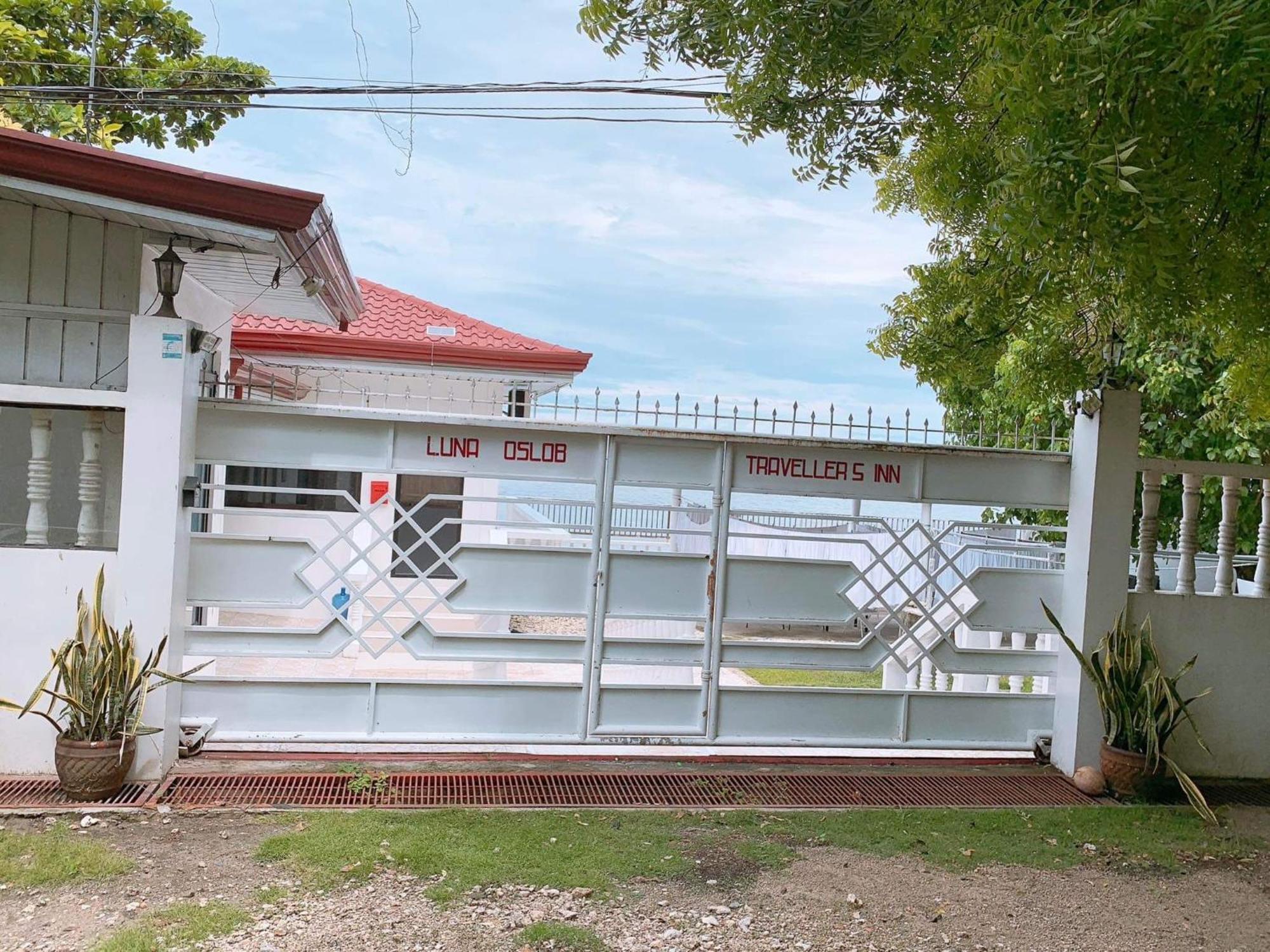 Luna Oslob Travellers Inn - Beach Front Extérieur photo