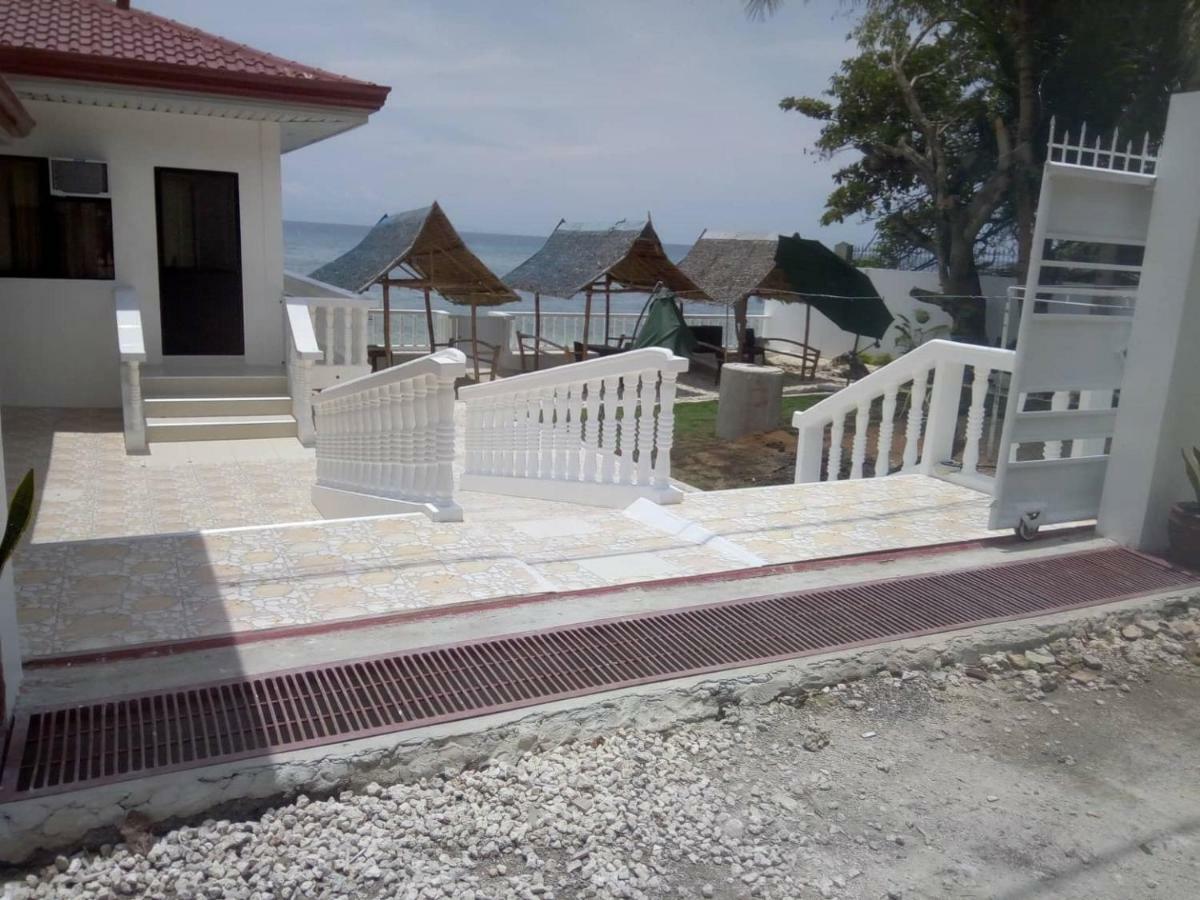 Luna Oslob Travellers Inn - Beach Front Extérieur photo